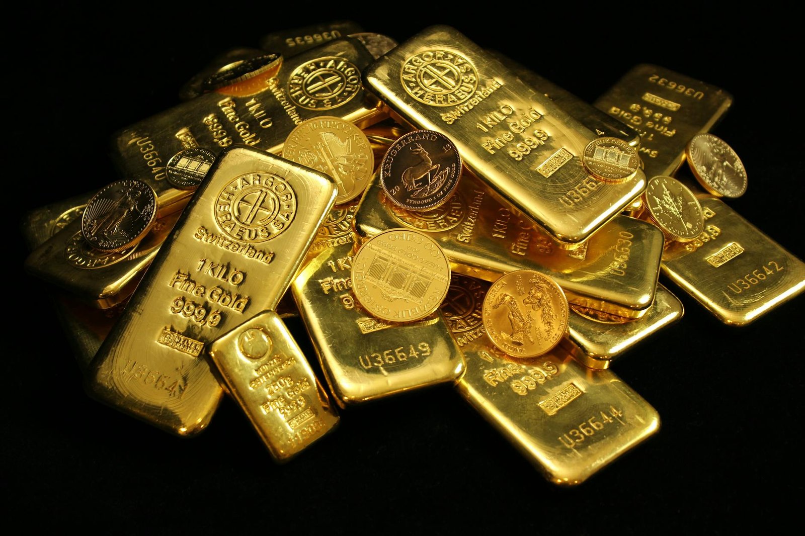 Gold Holds Above $4,500 as Markets Await Fresh Catalysts